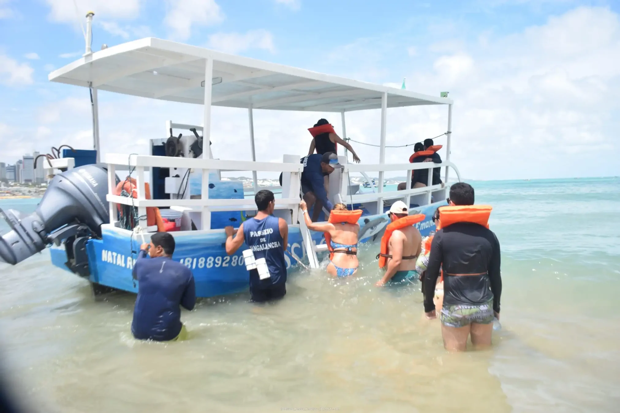 Passeio de Jangalancha na Praia de Ponta Negra contornando o cartão postal, com destino a praia das Tartarugas a procura dos Golfinhos