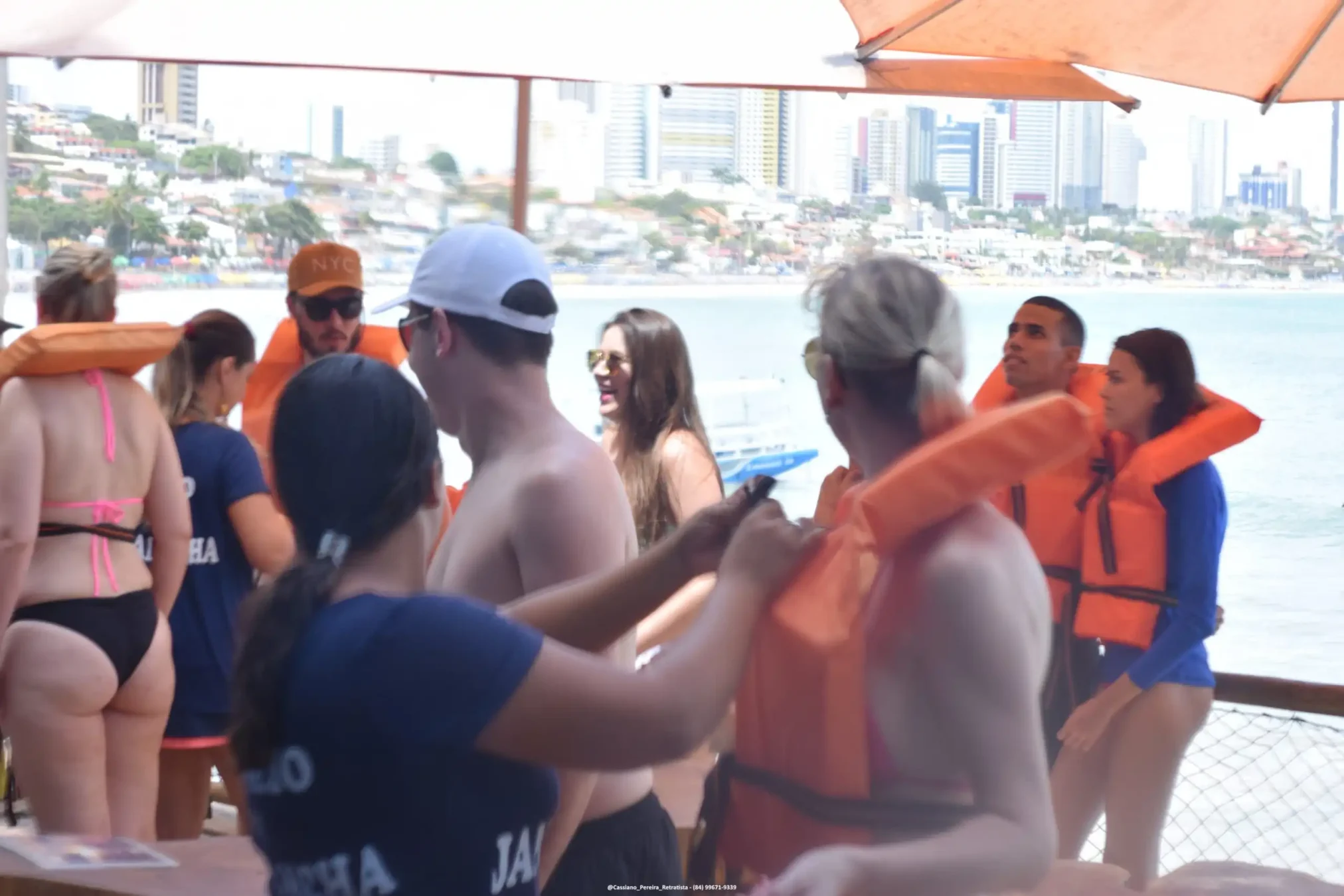 Passeio de Jangalancha na Praia de Ponta Negra contornando o cartão postal, com destino a praia das Tartarugas a procura dos Golfinhos